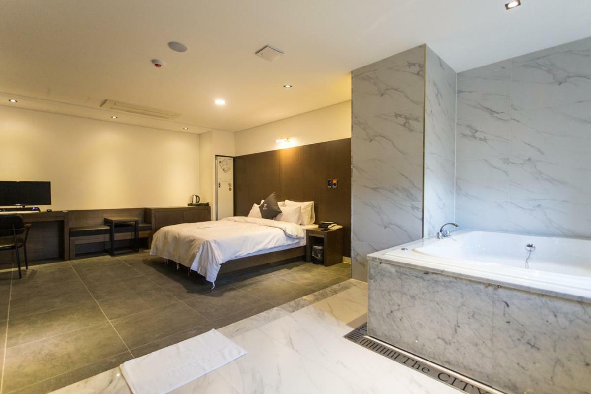 The City Hotel 全州市 エクステリア 写真